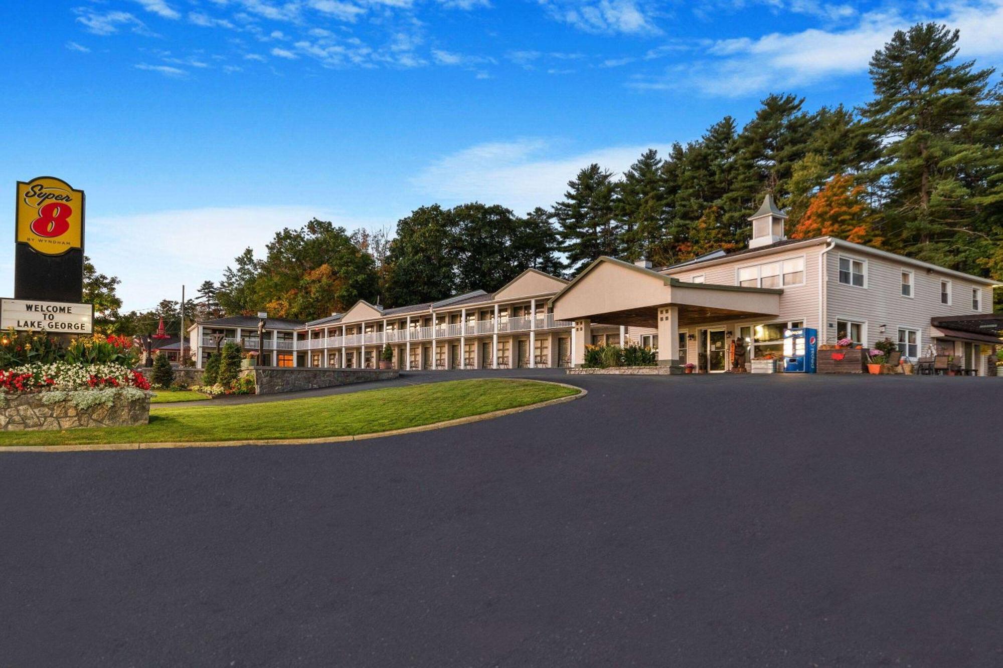 Super 8 By Wyndham Lake George/Downtown Buitenkant foto